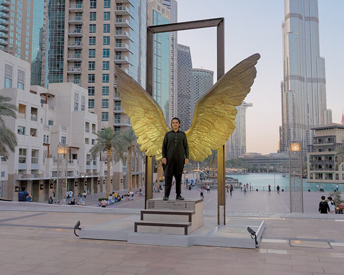 アーティストのホルヘ・マリンによる彫刻「メキシコの翼」は人気の観光スポット。世界最高層のビル、ブルジュ・ハリファをバックに記念撮影ができるため、しばしば順番待ちの長い列ができている