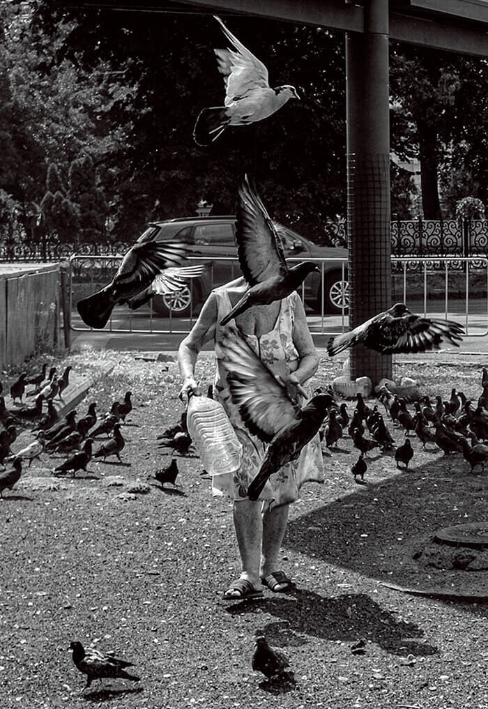 盛夏に南部オデーサの街中を歩く女性（8月）