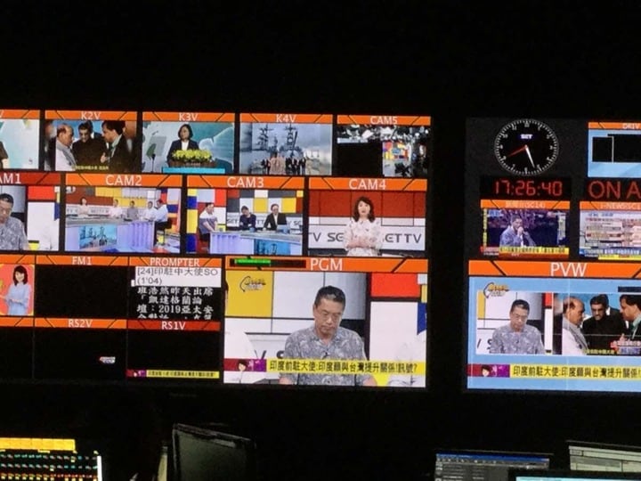 台湾主要局で「政治討論番組」収録中の副調整室モニター。台湾の民主化とTVジャーナリズムの発展は密接な関係にある（著者撮影）