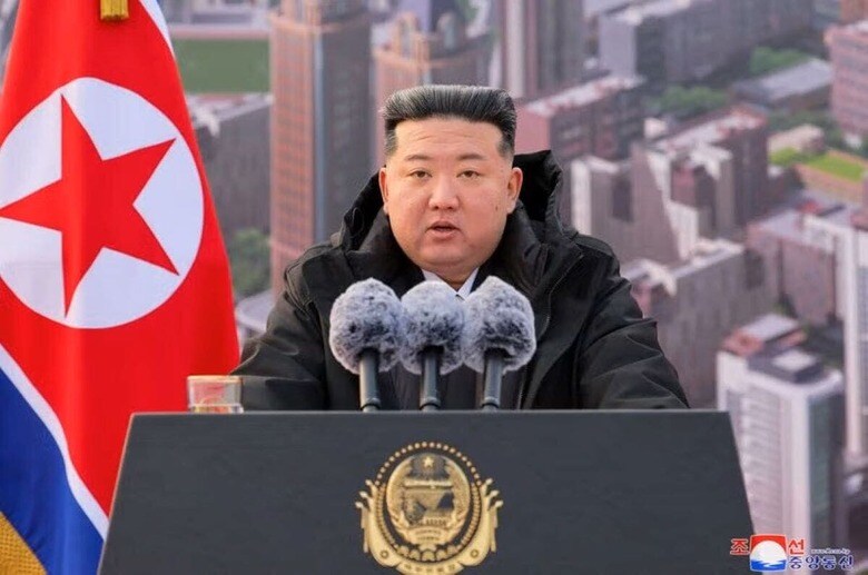 ３月２７日、北朝鮮の金正恩朝鮮労働党総書記はＡＩ（人工知能）技術を搭載した自爆ドローン（無人機）の試験を視察し、無人操縦とＡＩ能力は現代の兵器開発における最優先事項でなければならないと述べた。国営の朝鮮中央通信（ＫＣＮＡ）が２７日に伝えた。平壌で２月１６日撮影のＫＣＮＡ提供写真（２０２５年　ロイター）