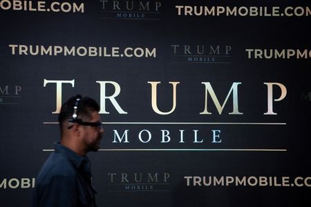 トランプ米大統領の一族が運営するトランプ・オーガニゼーションは１６日、トランプブランドによるモバイルサービスと４９９ドルのスマートフォンなどを手がける「トランプ・モバイル」の立ち上げを表明した。写真は同日、ニューヨークのトランプタワーで撮影（２０２５年　ロイター/Eduardo Munoz）