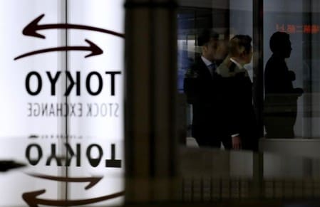 　１２月２２日、２０１８年の日本株は、上昇基調を継続するとの見方が優勢だ。１８年末には日経平均が２万７０００円に向かうとの予想もある。国内外の良好なファンダメンタルズに加え、金融緩和的な市場環境が続くほか、需給面での安心感などが株価を下支えするとみられている。写真は東京証券取引所で２０１４年１月撮影（２０１７年　ロイター／Toru Hanai）