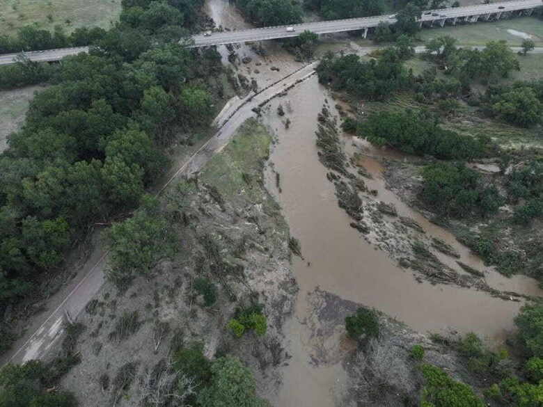 米南部テキサス州中部で豪雨により４日発生した洪水で、これまでに子ども１４人を含む３２人の死亡が確認された。テキサス州コンフォートで５日撮影（２０２５年　ロイター／Marco Bello）