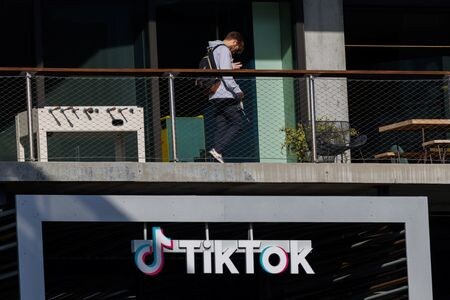 　４月２３日、米上院は、短編動画投稿アプリ「ティックトック（ＴｉｋＴｏｋ）」の中国の親会社である字節跳動（バイトダンス）に約９カ月以内に同アプリの米資産売却を義務付け、従わなければアプリの利用を禁止する法案を７９対１８の賛成多数で可決した。写真はＴｉｋＴｏｋのオフィス。米カリフォルニア州 で３月撮影（２０２４　ロイター／Mike Blake）
