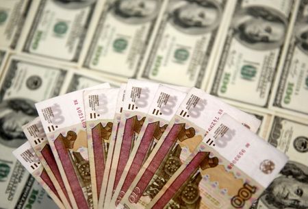ウクライナによるロシア西部クルスク州への越境攻撃が続く中、ロシアの通貨ルーブルが１３日の取引で対ドルで１０カ月ぶり安値を付けた。２０１５年３月撮影（２０２４年　ロイター/Dado Ruvic）