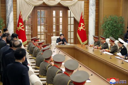北朝鮮の金正恩朝鮮労働党総書記は３１日、米国と韓国が軍事対決を選択した場合、それを破壊するために最も強力な手段を動員する必要があると述べた。１日の国営朝鮮中央通信（ＫＣＮＡ）提供写真。（2024年　ロイター）