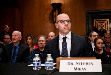 米連邦準備理事会（ＦＲＢ）が１７日の米連邦公開市場委員会（ＦＯＭＣ）で公表した金利・経済見通しによると、政策担当者は年内に計５０ベーシスポイント（ｂｐ）の追加利下げを実施する可能性が高いと予想している。写真は５０ｂｐの大幅利下げを支持したＦＲＢのミラン新理事。２月撮影（２０２５年　ロイター/Annabelle Gordon）
