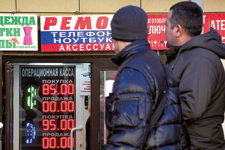 通貨ルーブルの価値は一時急落したが（モスクワ、2月28日）　PAVEL PAVLOVｰANADOLU AGENCY/GETTY IMAGES