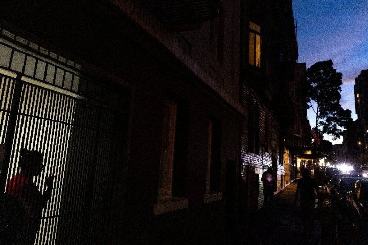 母親がＩＣＥに拘束されている米カリフォルニア州サンフランシスコの住民。9月8日撮影。REUTERS/Carlos Barria