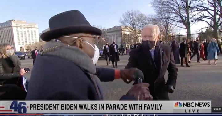 11月25日、感謝祭の祝日となった米国では多くの人が２年ぶりの伝統行事復活を楽しんだ。バイデン大統領もホワイトハウスへ向かう途中でNBCのお天気キャスターのアル・ローカーの呼びかけに応えてグータッチするなど大はしゃぎ。NBC News / YouTube