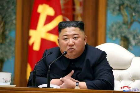 　北朝鮮の金正恩・朝鮮労働党委員長（写真）が今月１２日に心血管系の手術を受け、現在も療養中だと、韓国の北朝鮮専門ニュースサイト「デイリーＮＫ」が伝えた。写真は朝鮮中央通信（ＫＣＮＡ）が１１日に提供（２０２０年　ロイター）