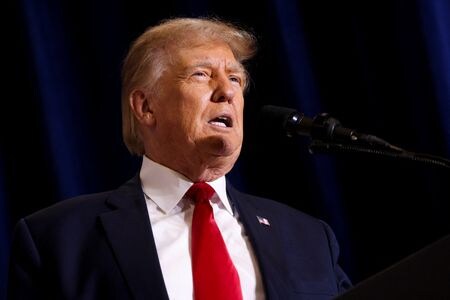 トランプ前米大統領は米議会の共和党議員に対し、政府機関を閉鎖し自身に対する検察側の訴追を妨害するよう求めた。２０日撮影（２０２３年　ロイター/Scott Morgan/File Photo）