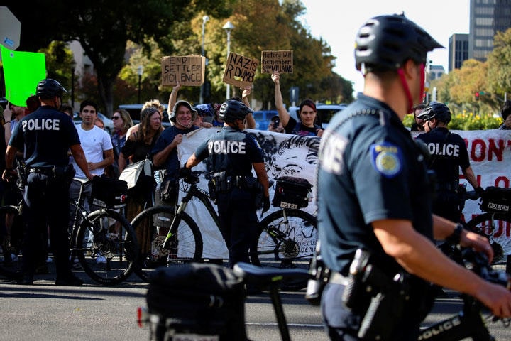 アメリカではネオナチなど極右勢力に対抗する極左アンティファが台頭し、両者の衝突は年々増えている　Elijah Nouvelage-REUTERS