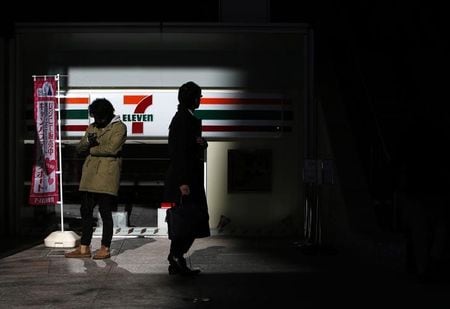 　５月２０日、４月の全国コンビニエンスストア売上高は、既存店ベースで前年同月比４．０％増の７４１５億円となり、１３カ月ぶりのプラスとなった。写真はセブンイレブンの店頭、都内で１月撮影（２０１５年　ロイター/Yuya Shino）