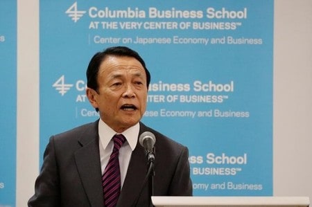 　４月１９日、訪米中の麻生太郎財務相は、コロンビア大学で講演し、日銀が国債を直接引き受ける「ヘリコプターマネー」政策に踏み切る可能性を否定した（２０１７年　ロイター/Lucas Jackson）