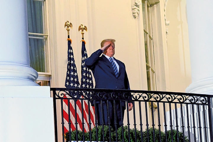 10月5日、病院からホワイトハウスに戻ったトランプ　ERIN SCOTT-REUTERS