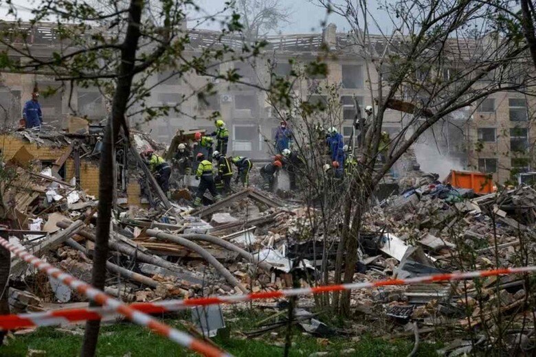 ロシアのプーチン大統領は２８日、第二次世界大戦での対ドイツ戦勝８０年の記念日に合わせて来月３日間の停戦を宣言した。ロシアのミサイル攻撃で破壊されたアパート、キーウで２４日撮影（２０２５年　ロイター/Valentyn Ogirenko）