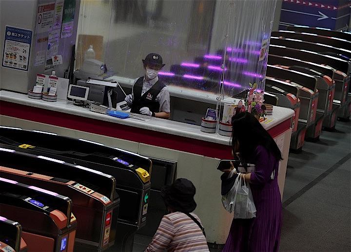 都内で新たに14人の新型コロナウイルスへの感染が確認された。写真は15日、東京の京王新宿駅で。REUTERS/Issei Kato