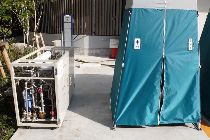 超高層マンションに備えられる非常用トイレと飲料水生成装置の例。筆者撮影