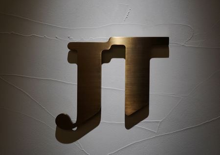 　３月１０日、 ＪＴはカナダ子会社を含むたばこ３社が被告となった喫煙と健康に関する訴訟での和解を受け、２０２４年１２月期決算で訴訟損失引当金３７５６億円を営業費用として一括計上すると発表した。写真はＪＴのロゴ。５月、都内で撮影（２０２５年　ロイター/Mayu Sakoda）