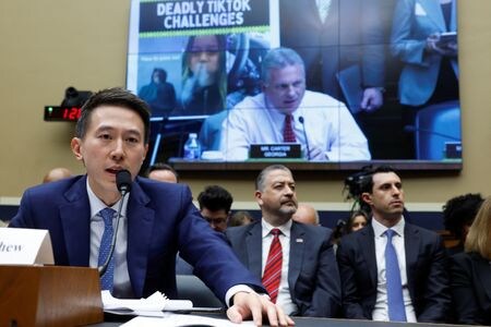 　米議会下院のケビン・マッカーシー議長（共和党）は３月２５日、中国系の短編動画投稿アプリ「ＴｉｋＴｏｋ（ティックトック）」を巡る国家安全保障上の懸念に対処するため、議会は法律の制定を進めると表明した。写真は２３日、米下院委員会で証言するTikTokの周受資CEO（２０２３年　ロイター/Evelyn Hockstein）
