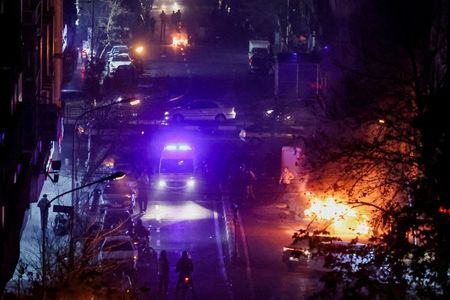 写真は抗議のなか、路上で燃える車。1月8日、テヘランで撮影。WANA提供。Reuters
