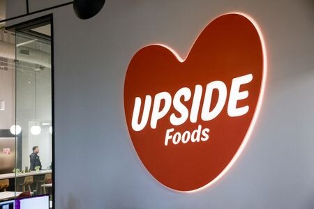 　６月１４日、培養鶏肉を製造する米アップサイド・フーズは１４日、培養鶏肉の食品表示について米農務省（ＵＳＤＡ）から承認を得たと発表した。写真は同社のロゴ。カリフォルニア州 で１月撮影（２０２３年　ロイター／Peter DaSilva）