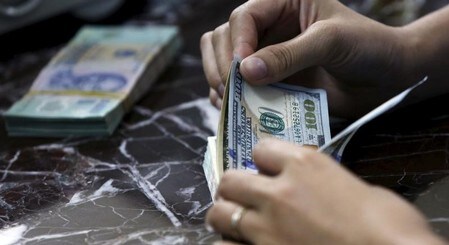 　４月２０日、正午のドル／円は、前日ニューヨーク市場午後５時時点に比べドル高／円安の１０７．６５／６７円だった。写真はハノイで２０１５年８月撮影（２０１８年　ロイター／Kham）