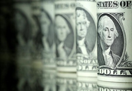 　４月１２日、午後３時のドル／円は、前日ニューヨーク市場午後５時時点に比べ、ややドル高／円安の１０６円後半だった。米国によるシリア空爆のリスクが意識される中、様子見ムードが市場を支配した。写真は昨年６月撮影（２０１８年　ロイター／Dado Ruvic）