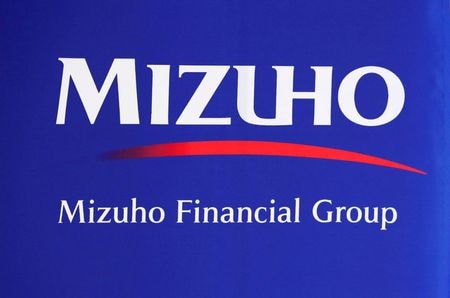 　５月１８日、みずほフィナンシャルグループは、新中期経営計画の詳細を公表し、２０２６年３月期の純利益を７０００億円台半ば（２３年３月期は５５５５億円）とし、政策保有株も３０００億円削減するとした。写真は同社のロゴ。２０１８年８月、都内で撮影（２０２３年　ロイター/Toru Hanai）