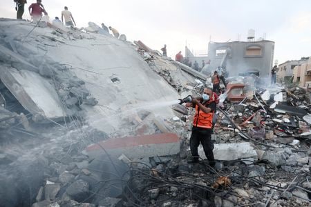 　南米ボリビア政府は３１日、パレスチナ自治区ガザへの攻撃を理由にイスラエルと断交したと発表した。コロンビアとチリも協議のため駐イスラエル大使を呼び戻した。ガザ中部で撮影（２０２３年　ロイター／Ahmed Zakot）