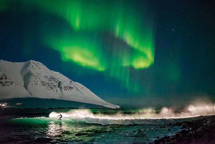 オーロラの下でのサーフィン（アイスランド）　CHRIS BURKARD