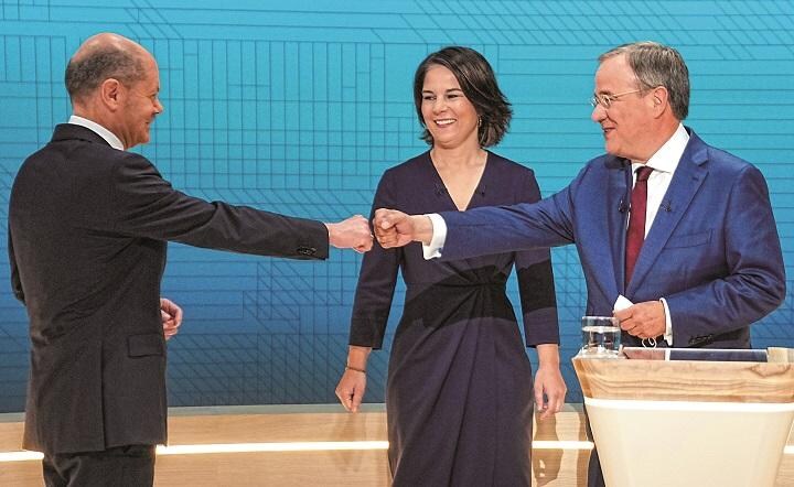 9月12日の首相候補テレビ討論会に参加した(左から)ショルツ、ベーアボック、ラシェット　MICHAEL KAPPELER-POOL-REUTERS