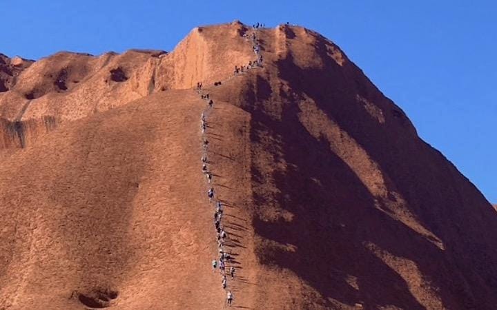 ウルル（エアーズロック）に多くの人が押し寄せている　  Guardian News-YouTube