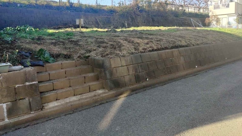 現在、175平米26万円で販売されている擁壁上の宅地。東京から高速道路で1時間程度の立地だが、この価格でも買い手を探すのが困難になっている。(千葉県富里市十倉)　筆者撮影