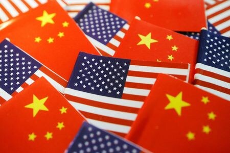米国家安全保障会議（ＮＳＣ）でインド太平洋調整官を務めるカート・キャンベル氏は８日、中国は短期的に米国との関係を安定させることに関心が可能性があると述べた。８月２日撮影（２０２２年　ロイター/Florence Lo/Illustration）