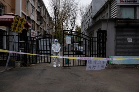 １月２５日、    米中央情報局（ＣＩＡ）の報道担当者は２５日、中国で起きて世界に広がった新型コロナウイルスのパンデミック（世界的大流行）について、ＣＩＡは自然界での発生よりも、研究所から流出した可能性の方が高いと評価していることを明らかにした。写真は新型コロナ感染症流行中の北京で２０２２年１１月撮影（２０２５年　ロイター/Thomas Peter）