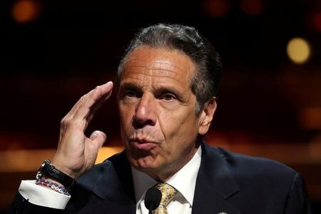 米マリスト大学が４日発表した世論調査で、ニューヨーク州のクオモ知事が部下を含む複数の女性に対してセクハラをしていたとする捜査結果を受け、同州の約６割の住人がクオモ知事は辞任すべきと考えていることが分かった。写真はクオモ氏。５月１７日撮影（２０２１年　ロイター/Mike Segar）