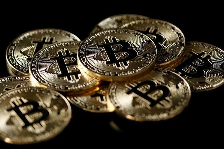 暗号資産（仮想通貨）ビットコイン が16日、最高値を更新し、初めて5万ドル台に乗せた。写真はビットコインのモデル。2017年12月撮影（2021年　ロイター/Benoit Tessier）
