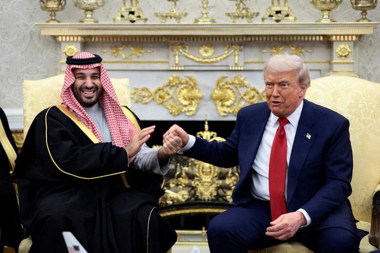 サウジアラビアのムハンマド皇太子とトランプ米大統領。2025年11月、米ワシントンで撮影。 REUTERS/Evelyn Hockstein