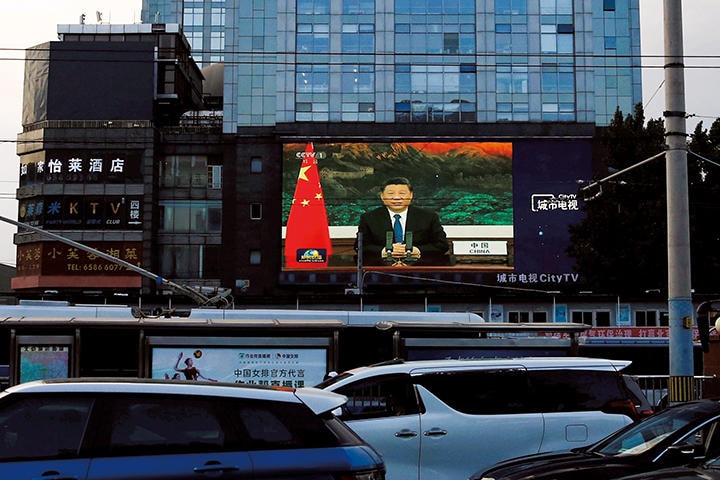 習近平のWHO総会開幕式での演説姿を報じるニュース画面（北京、5月19日）　TINGSHU WANG-REUTERS