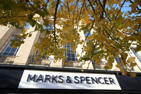 　英小売大手のマークス・アンド・スペンサー（Ｍ＆Ｓ）は１９日、食品の値下げを発表した。写真はＭ＆Ｓの店舗。ブリストルで２０２０年１１月撮影（２０２３年　ロイター／Peter Cziborra）