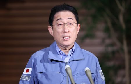 岸田文雄首相は４日夜、ＢＳフジのテレビ番組に出演し、能登半島地震への対応として、まずは予備費からの支出を先行させるものの、必要になれば補正予算案の編成も視野に入れると示唆した。写真は１月２日、首相官邸で撮影（２０２４年　時事通信）