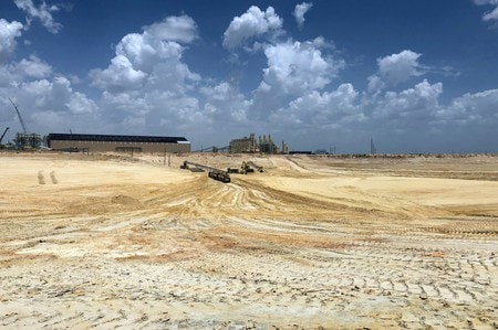 　１０月２日、米テキサス州パーミアン盆地は米国最大の油田を抱え、シェールガス産業の中心地だ。生産量は過去最高を更新し続けているが、生産コストも上昇し、企業は利益を生み出せずにやむなく投資先の振り替えも迫られている。テキサスで７月撮影（２０１８年　ロイター/Liz Hampton）