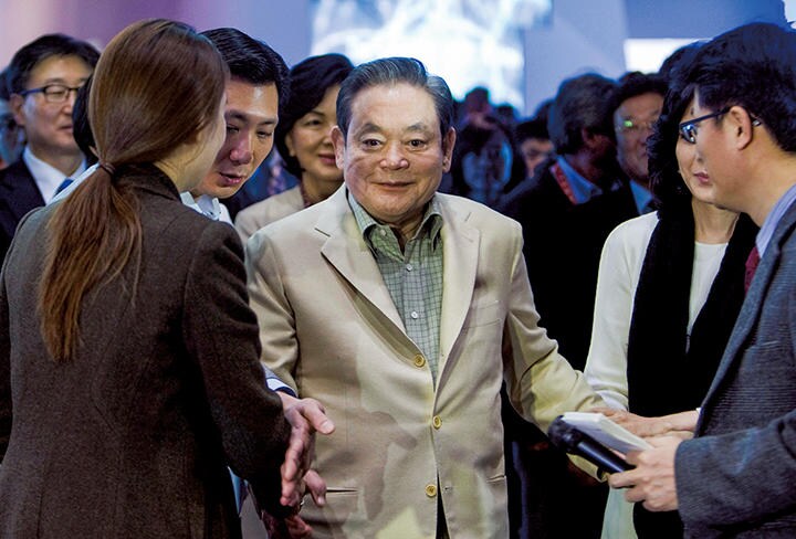 李健煕（中央）はサムスンを世界有数の企業に（2012年1月、ラスベガスのCES会場で）　STEVE MARCUS-REUTERS