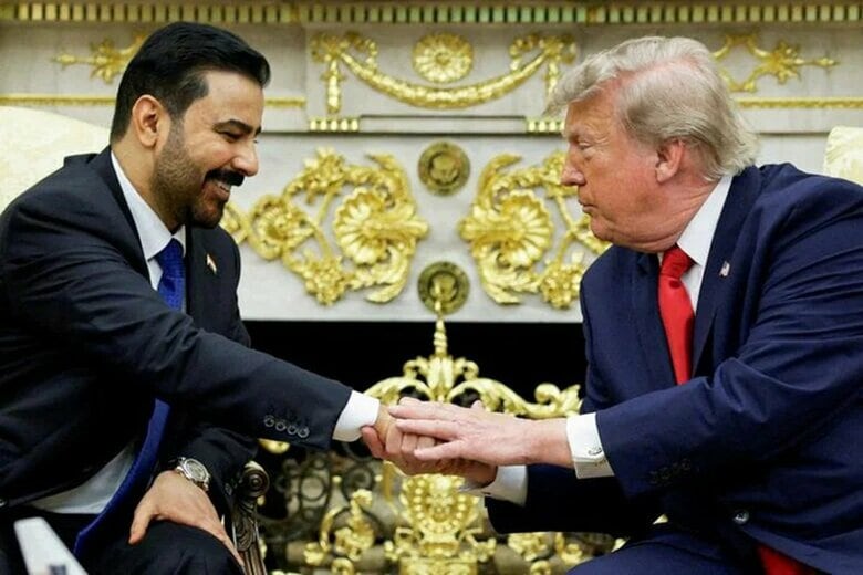 トランプ米大統領と握手を交わすイラクのザイディ首相。ホワイトハウスで１４日撮影。REUTERS/Evan Vucci