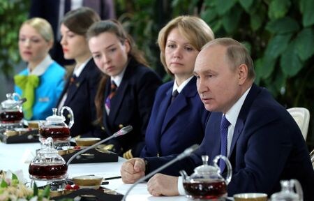　ロシアのプーチン大統領（手前）は３月８日、ウクライナに徴集兵は派遣しないと表明した。ロシア政府提供写真。５日にモスクワ近郊で撮影（２０２２年　ロイター/Sputnik/Mikhail Klimentyev/Kremlin via REUTERS）