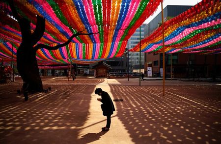　３月２７日、韓国疾病予防管理局（ＫＣＤＣ）の発表によると、国内の新型コロナウイルスの新たな感染者は９１人だった。写真はソウルの寺院で、２５日撮影（２０２０年　ロイター/Kim Hong-ji）