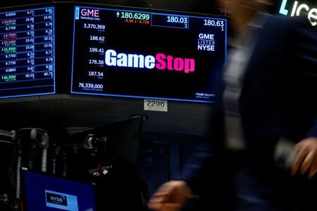 調査会社バンダ・リサーチによると、米国株式市場での個人投資家の買い越しが、２０２１年に「ミーム株」（ネットの情報拡散で取引される銘柄）が熱狂的に取引された際とほぼ同水準となった。写真はゲームストップの取引情報を示す画面。ＮＹ証券取引所で３月撮影。（2022年 ロイター/Brendan McDermid）
