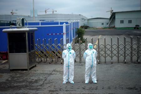 新型コロナウイルスの発生初期段階に感染が広がった中国湖北省武漢で実態を取材して発信し、「公共秩序を乱した」として罪に問われた中国人ジャーナリストの張展氏（４２）に対して上海の裁判所は１９日、懲役４年の実刑判決を言い渡した。写真は２０２０年４月、湖北省武漢市で撮影（２０２５年　ロイター/Aly Song）